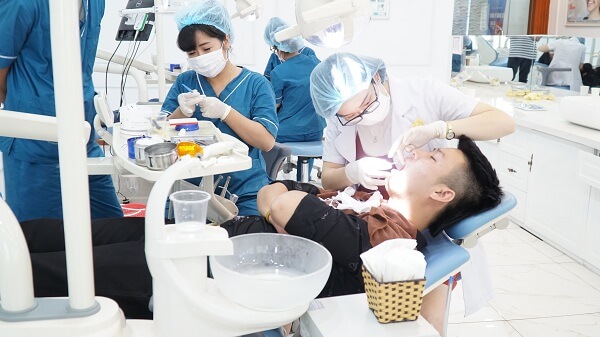 Bọc răng sứ bị hôi là do đâu và cách xử lý như thế nào 4